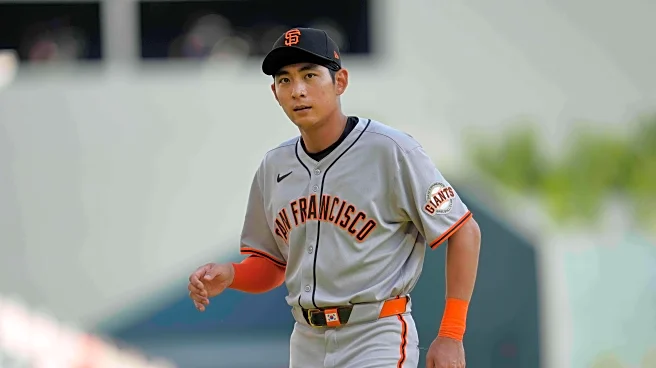 Giants' Jung Hoo Lee makes catch off glove, thigh and calf before pinning baseball between knees