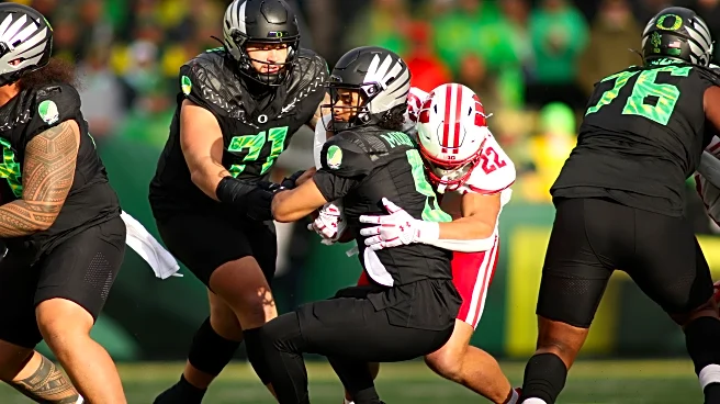 Oregon quarterback leaves game against Wisconsin after hit to the face