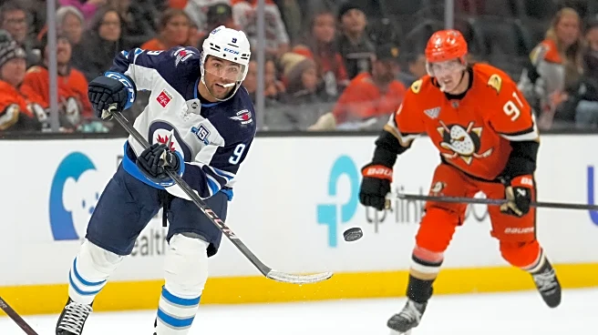 Sennecke, Carlsson each score twice in surging Ducks' 7th straight win, 4-1 over Jets