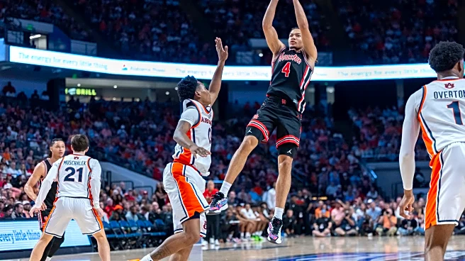 Kingston Flemings scores 22 as No. 1 Houston holds off No. 22 Auburn 73-72