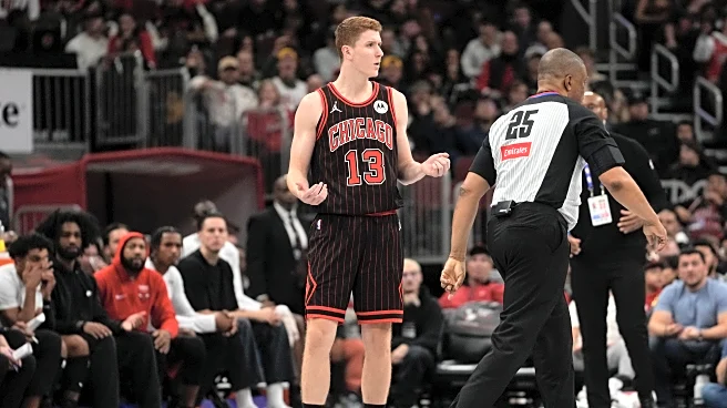 Bulls' Kevin Huerter ejected for tapping ball that hits referee Che Flores in the back
