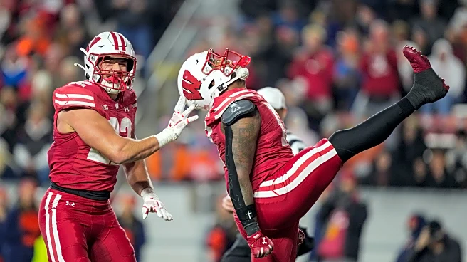 Darrion Dupree runs for 2 TDs, Wisconsin beats Illinois 27-10