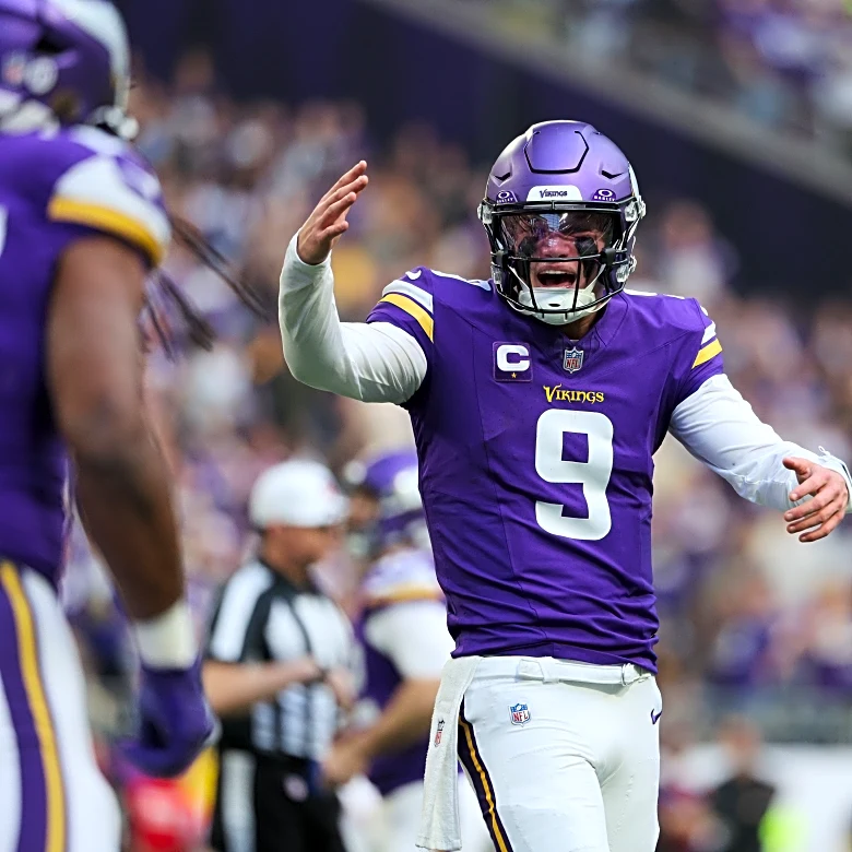 McCarthy, Vikings rebound with 31-0 win over reeling Commanders, who lose Daniels to injury again