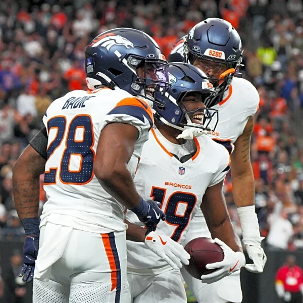 Broncos beat Raiders 24-17 to extend winning streak to 10 games as Geno Smith injured
