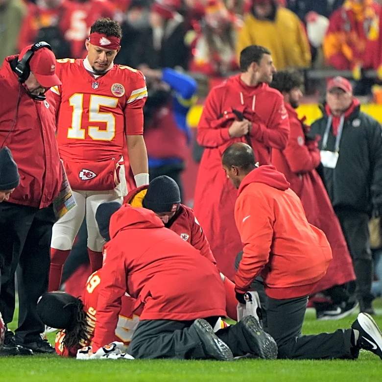 Chiefs' offensive line woes deepen as Wanya Morris exits with knee injury against Texans