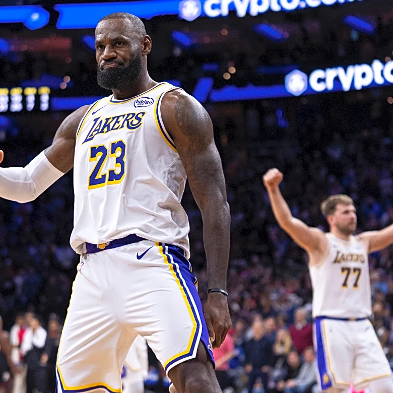 LeBron James' vintage performance leaves Philly crowd in awe