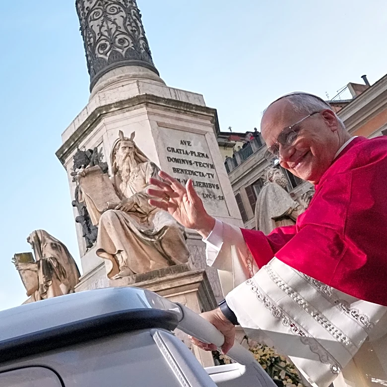 Pope Leo XIV gets into Christmas spirit with prayer for peace at Spanish Steps