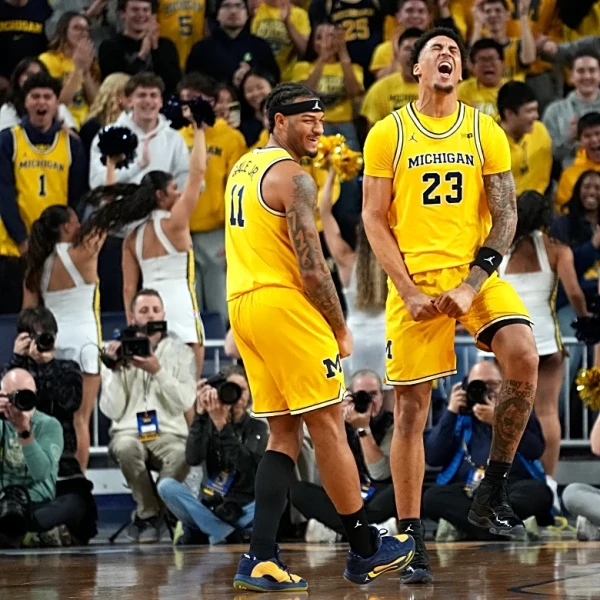 No. 2 Michigan routs Villanova 89-61, remaining unbeaten with 6th straight win by 25-plus points