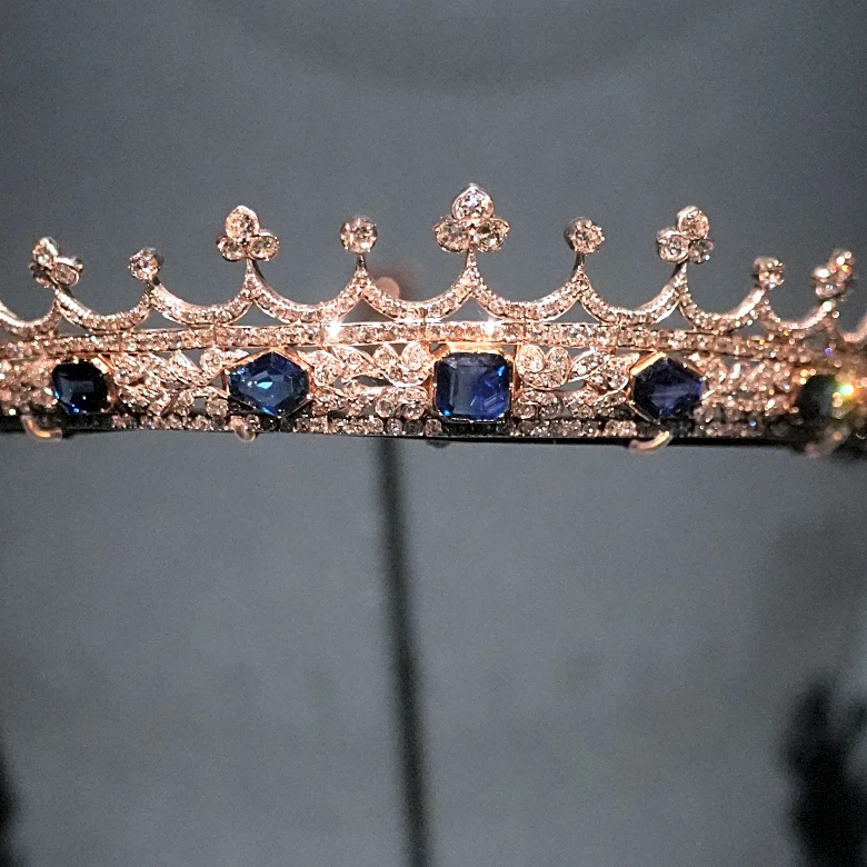 More glittering royal jewels displayed while Paris is still uneasy over the Louvre robbery