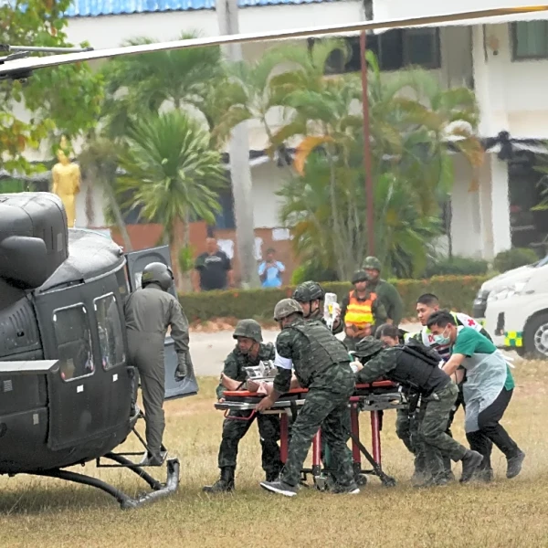 Renewed Thailand-Cambodia border fighting displaces hundreds of thousands
