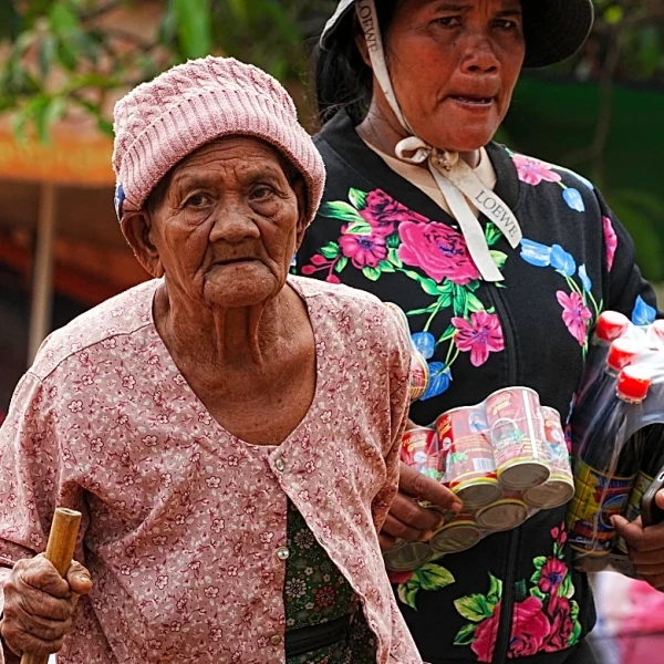 Emotional evacuees recount moments they fled Thailand-Cambodia fighting