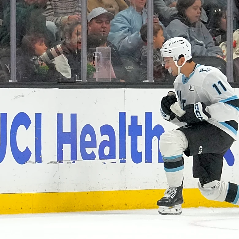 Lundell scores late, Panthers top Mammoth 4-3 for third consecutive win