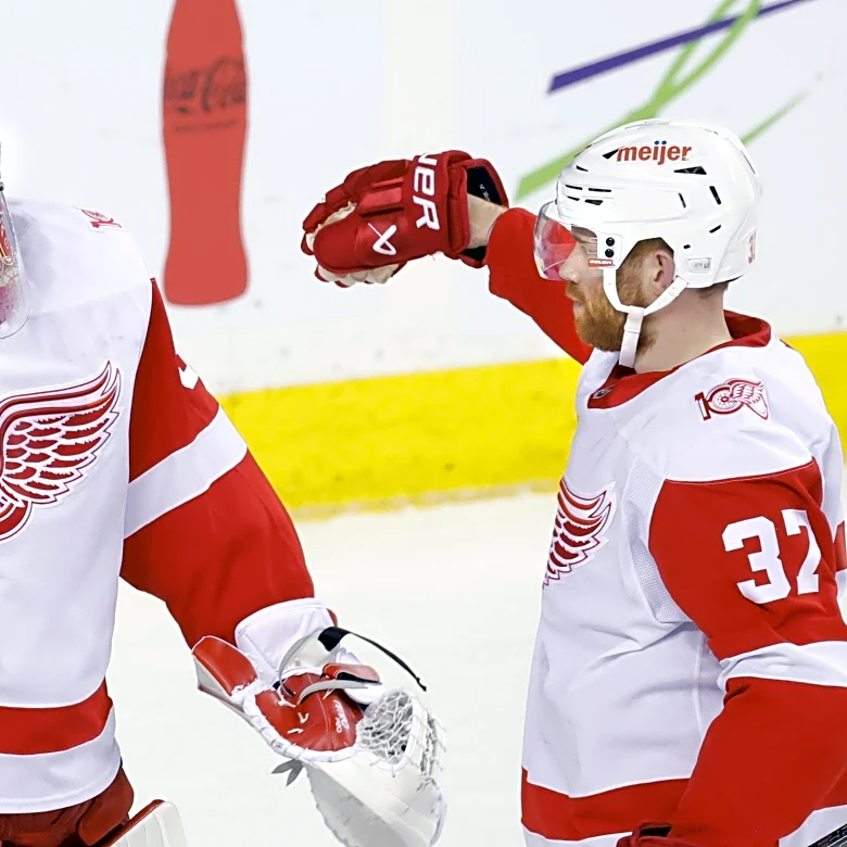 Alex DeBrincat has 2 goals and an assist as Red Wings hold off Flames 4-3