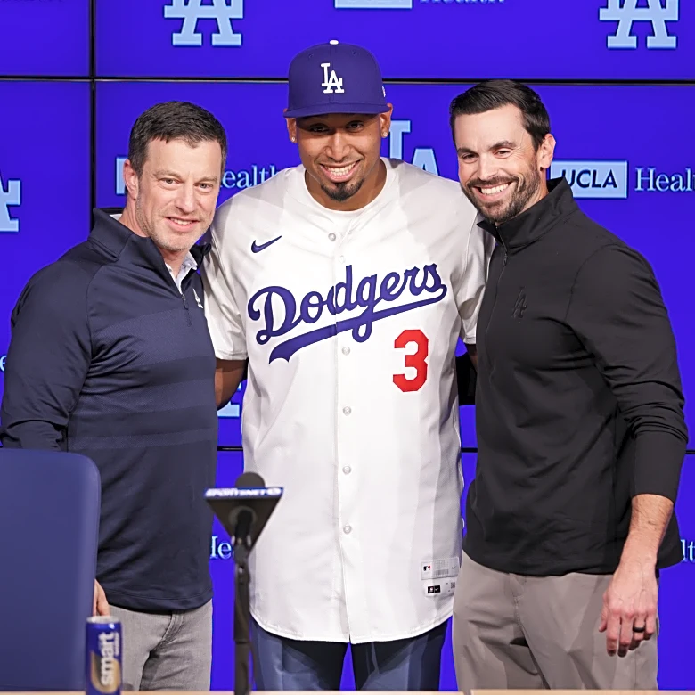 Cue the trumpets! Edwin Díaz lands in LA to start his new chapter with the champion Dodgers