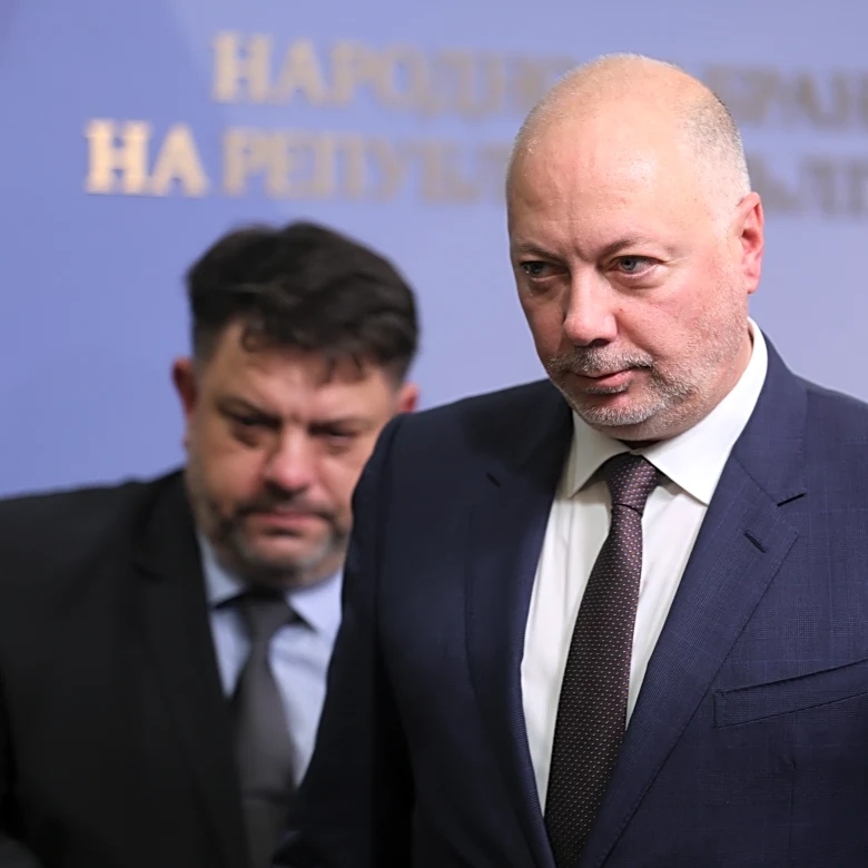 Bulgaria's president will start talks on new cabinet after government collapse