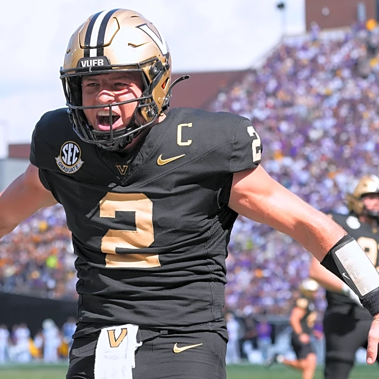 Heisman Trophy finalists include 3 quarterbacks and Notre Dame's Jeremiyah Love