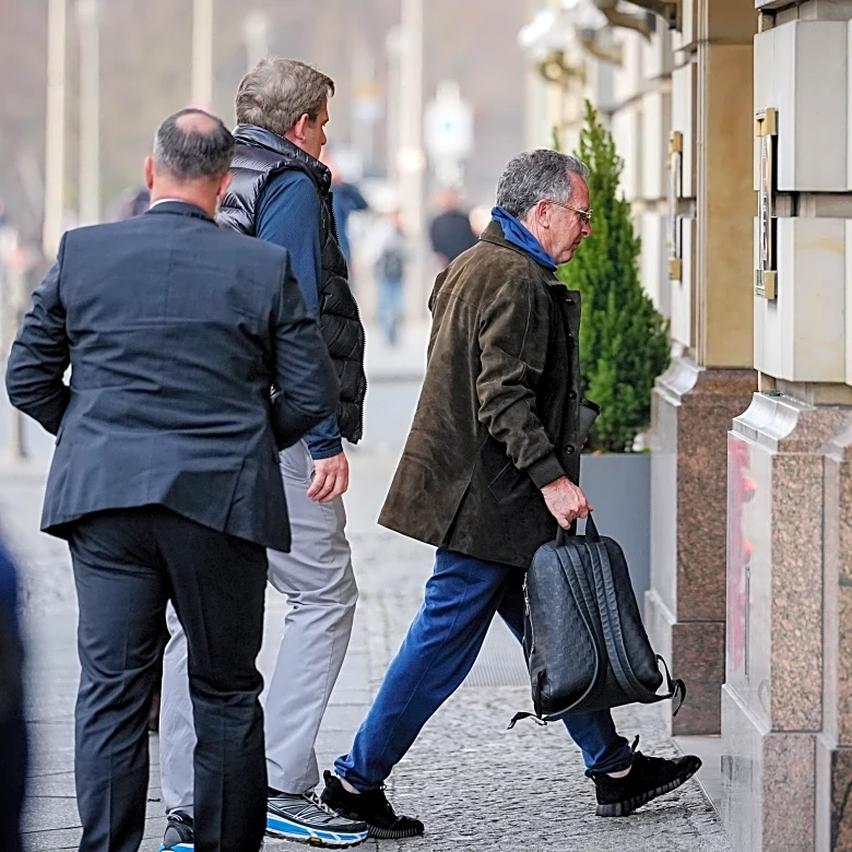 Zelenskyy offers to drop NATO bid for security guarantees but rejects US push to cede territory