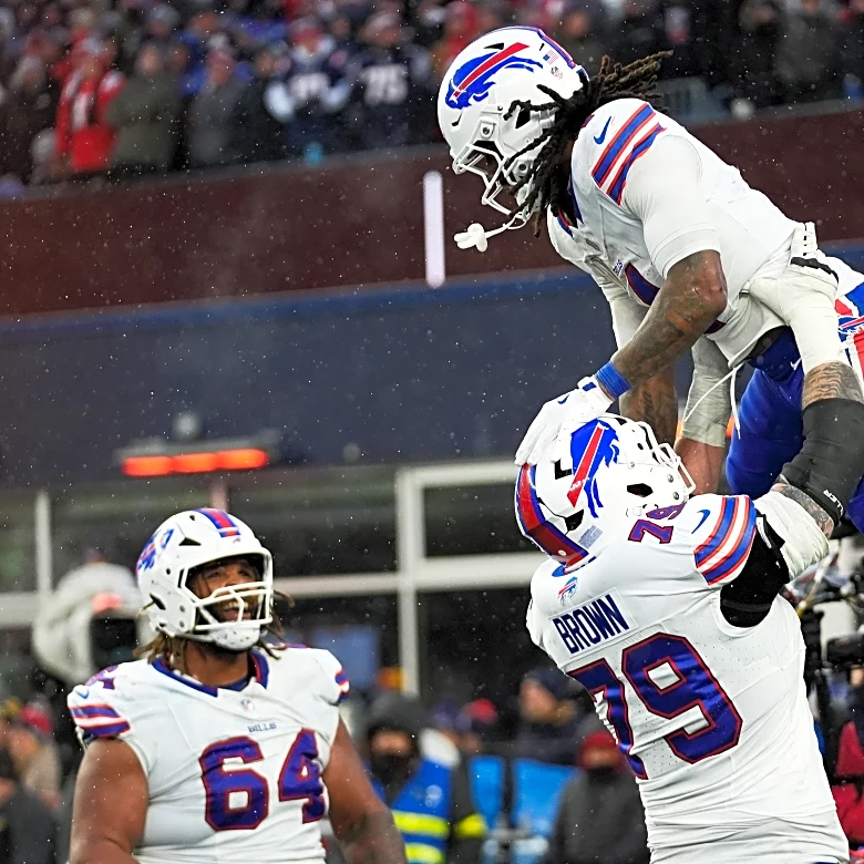Bills rally from 21-point deficit to beat Patriots 35-31, stay alive in AFC East race