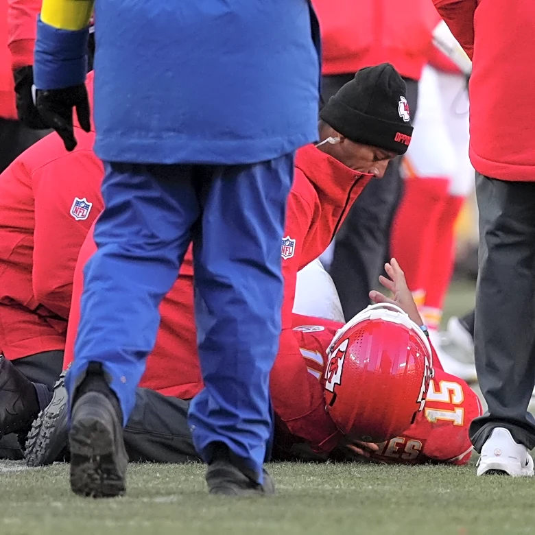 Patrick Mahomes suffers a torn ACL and Chiefs say he's considering surgical options