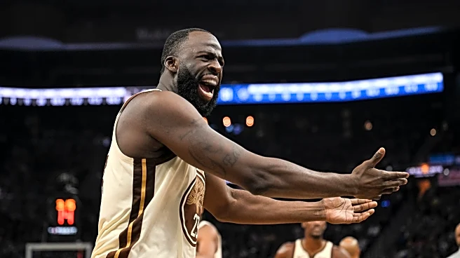 Draymond Green, Steve Kerr have heated exchange in huddle during timeout before Green leaves court