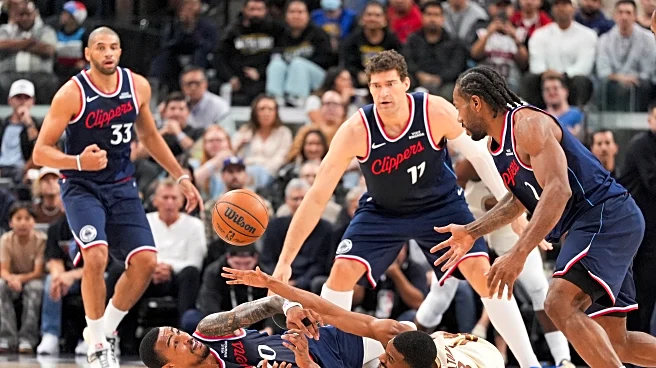 Kawhi Leonard leads Clippers past Warriors 103-102 in wild game with Kerr ejected, Curry fouled out