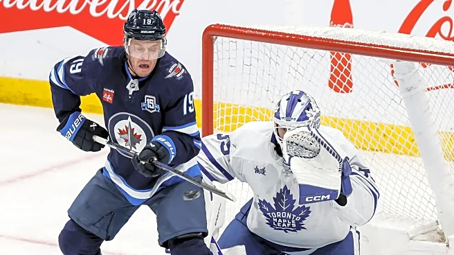 Jonathan Toews plays first game in Chicago since joining Winnipeg Jets