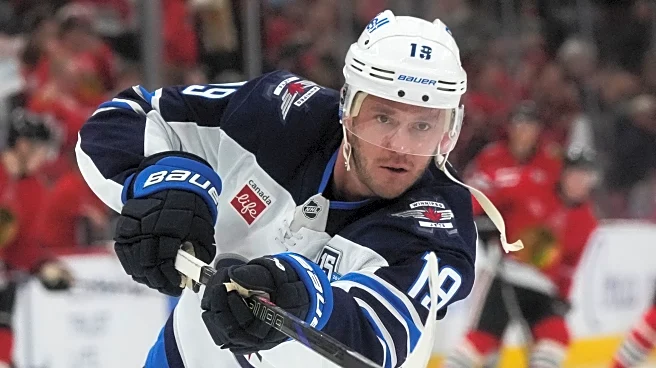 Jonathan Toews gets standing ovation in return to Chicago with the Winnipeg Jets