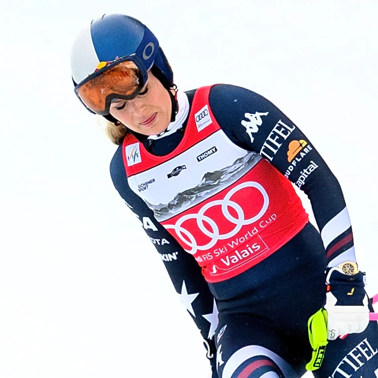 Lindsey Vonn's decision to compete with a torn ACL is risky but 'possible,' experts say