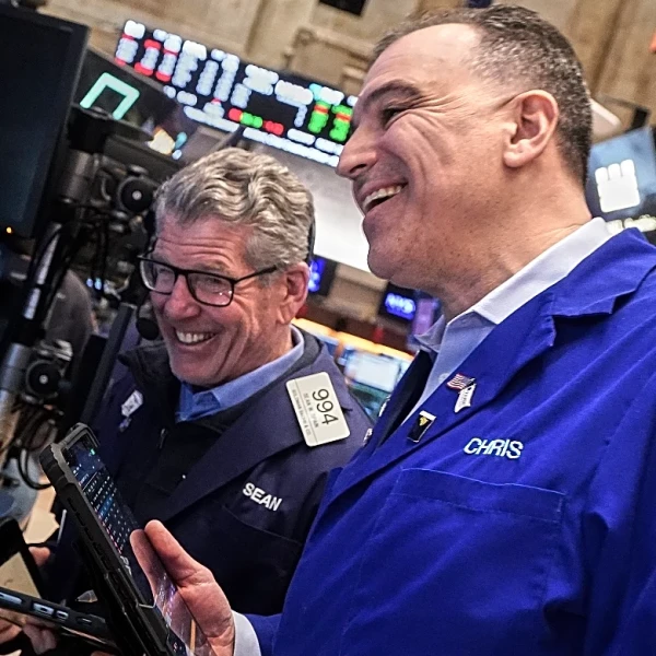 Wall Street loses ground as tech stocks sink again