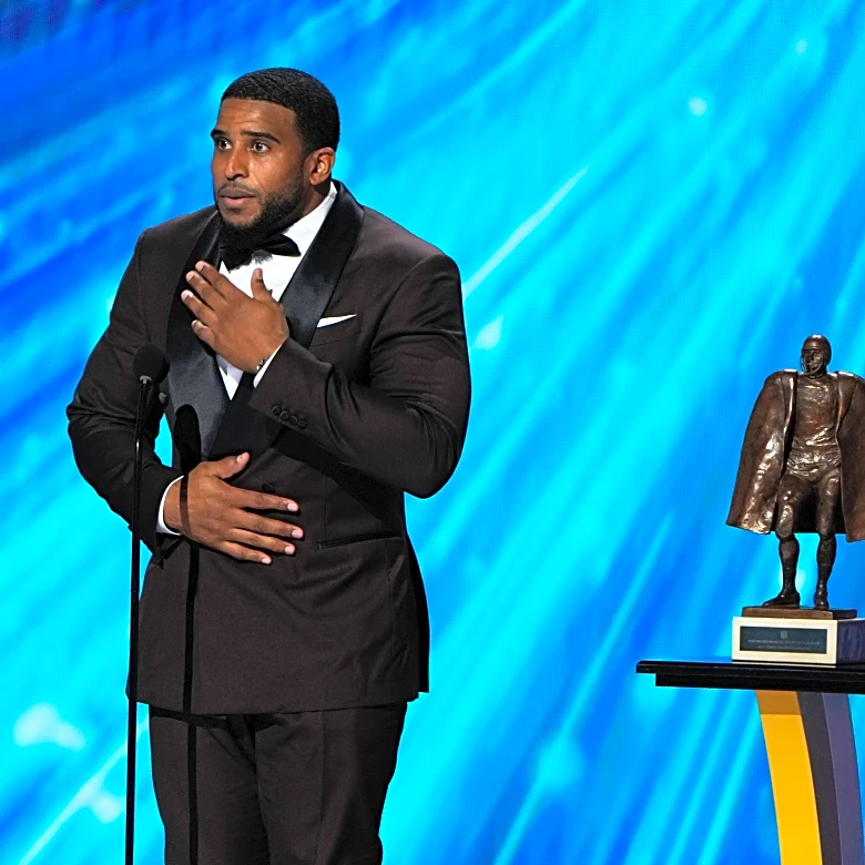 Commanders star Bobby Wagner named Walter Payton NFL Man of the Year, honors mother lost to stroke