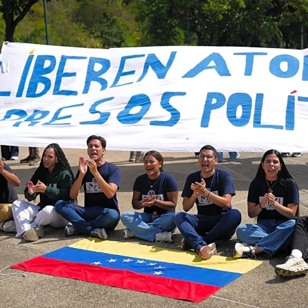 Families of Venezuelans detained for political activism demand their release outside infamous prison