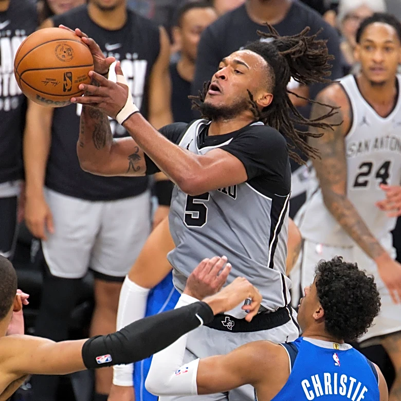 Castle's 40-point triple-double fuels surging Spurs past Mavericks for 4th straight victory
