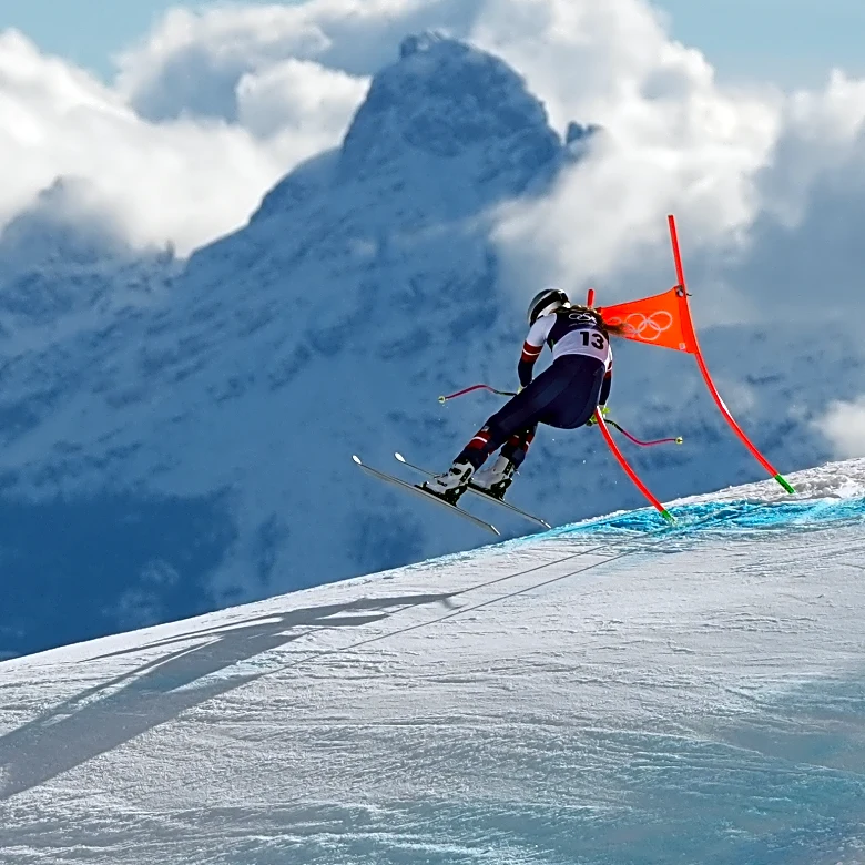 Lindsey Vonn's choice to race Olympic downhill on injured knee questioned after crash