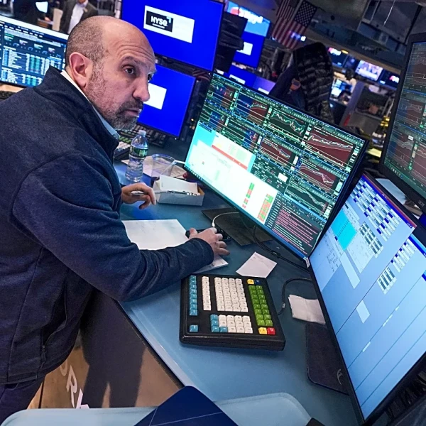 US stocks drift to a mixed finish as yields fall after a discouraging report on US shoppers