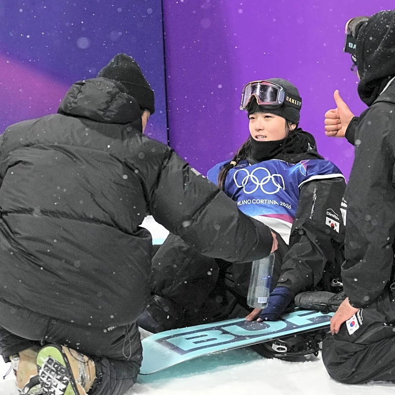 Chloe Kim falls short of Olympic three-peat, taking silver as Choi Gaon wins women's halfpipe