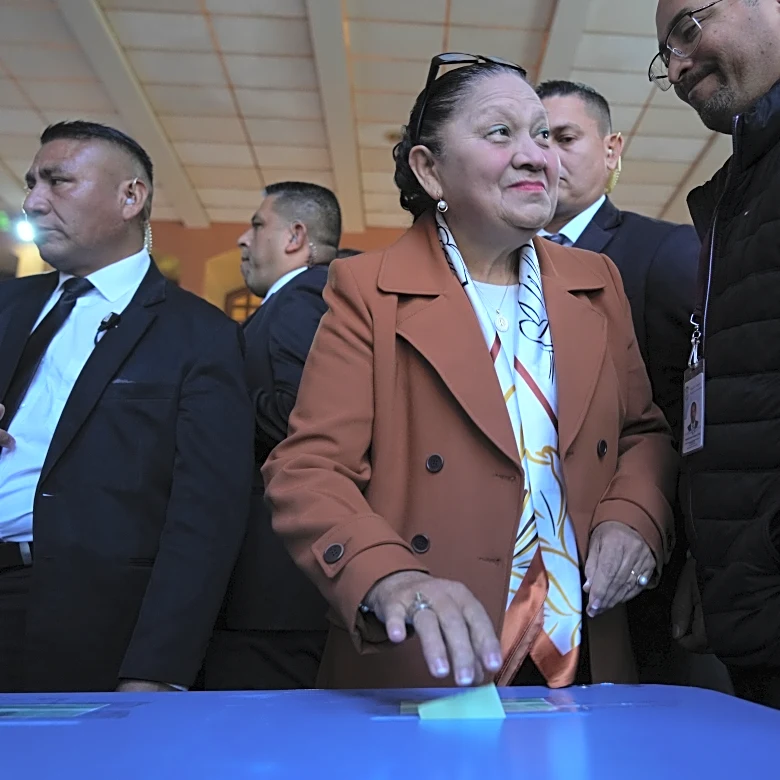 As Guatemala begins high-stakes court elections, agents raid voting sites
