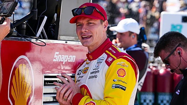 Josef Newgarden wins at Phoenix and moves atop the IndyCar standings