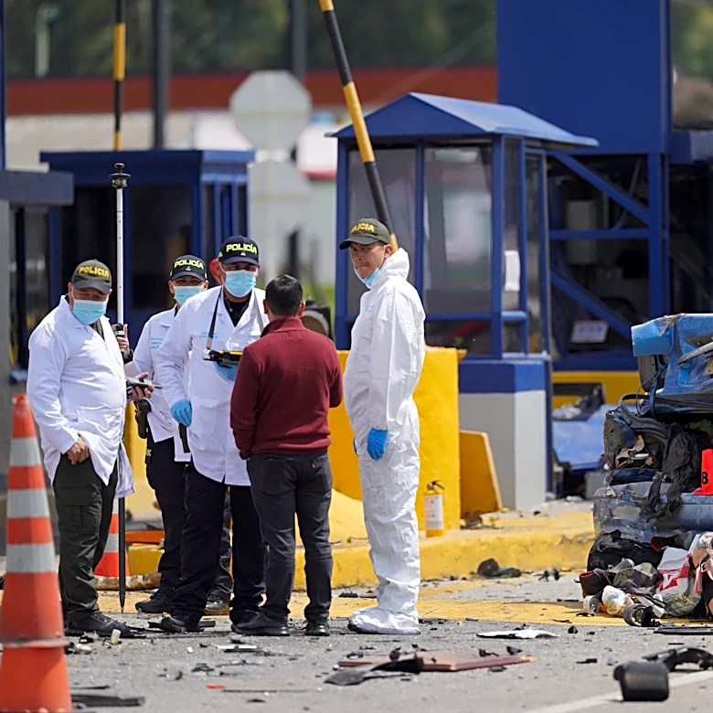 A road accident in Colombia involving several vehicles kills at least 2 people and injures 19