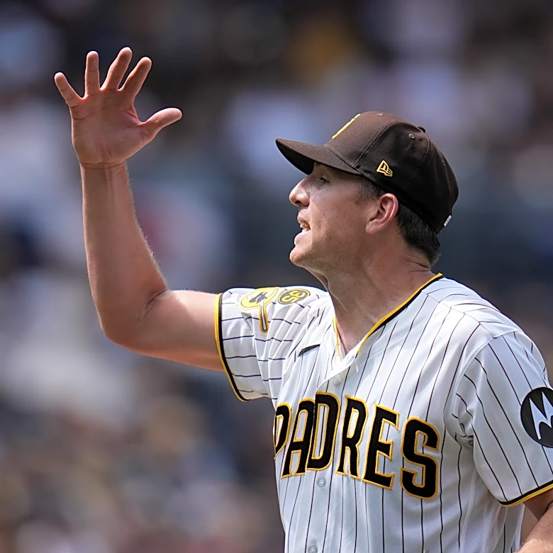 Pivetta, Laureano lead the Padres to a 7-1 win against the Giants to avoid 3-game sweep