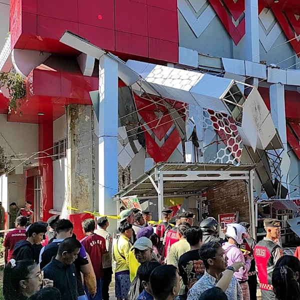 Earthquake off Indonesia topples buildings, kills 1 person and sets off small tsunami