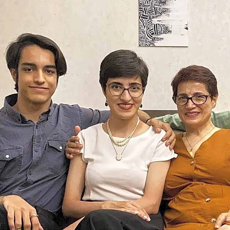 Leading Iranian human rights lawyer detained in Tehran, daughter says