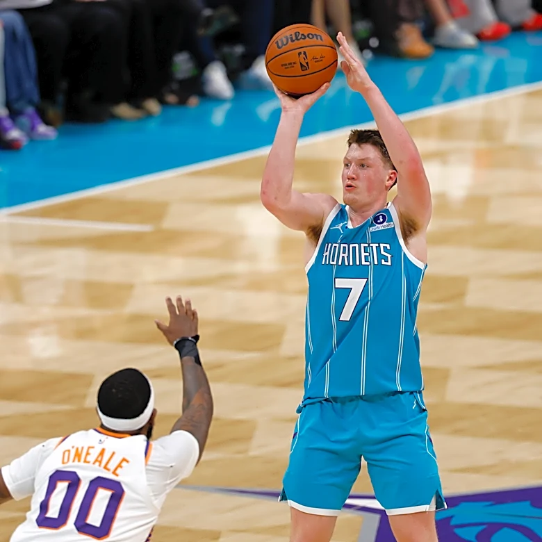 Charlotte's Kon Knueppel sets Hornets' franchise record for 3-pointers in a season
