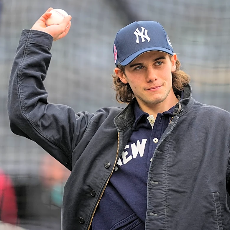 Jack Hughes and Aerin Frankel take the Olympic gold medal tour to Yankee Stadium