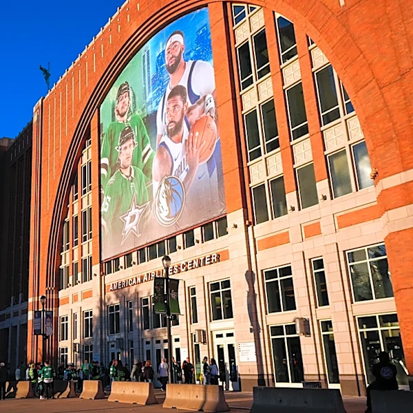 Dallas Stars' arena investigating 4 fans for apparently celebrating with a Nazi salute