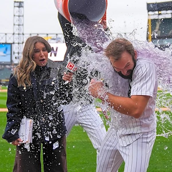 Peters' single caps 2-run 10th as White Sox beat Blue Jays 5-4 in home opener