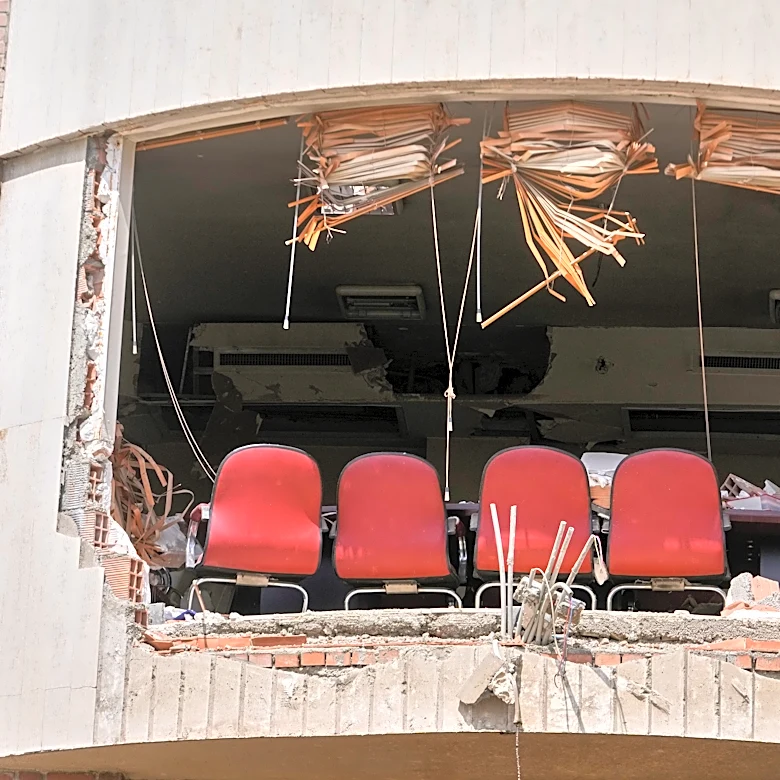 Iran calls on public to find 'enemy pilot' as US continues frantic search