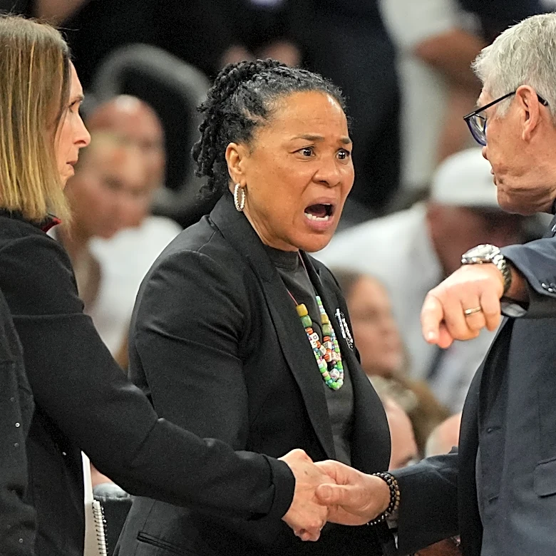 Geno Auriemma apologizes for tense exchange with Dawn Staley after UConn loss