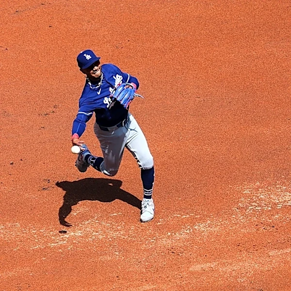Mookie Betts leaves the game in the 1st inning for the Dodgers with right lower back pain