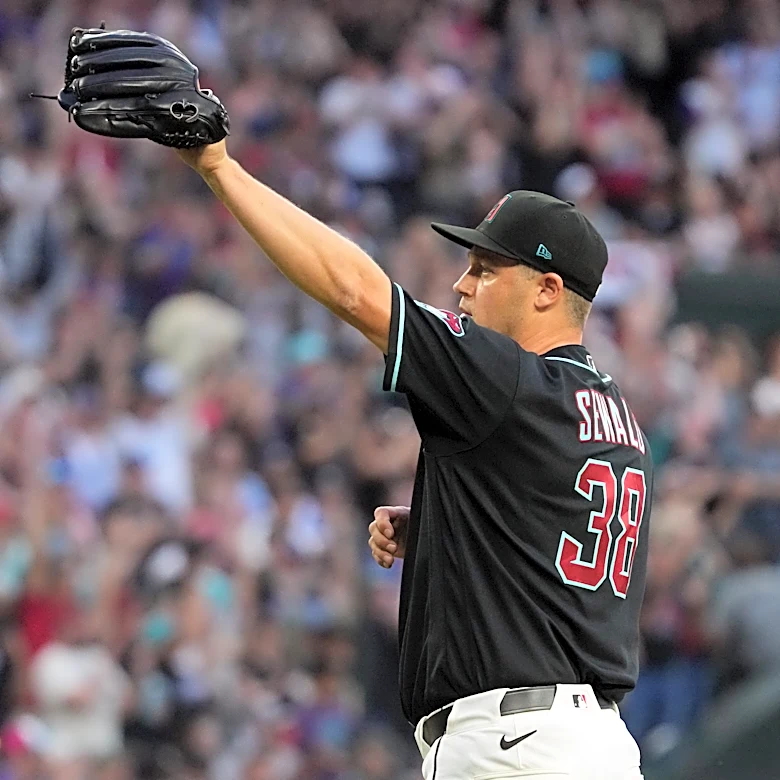 Diamondbacks score twice on bunt and throwing error, hold off Braves 2-1