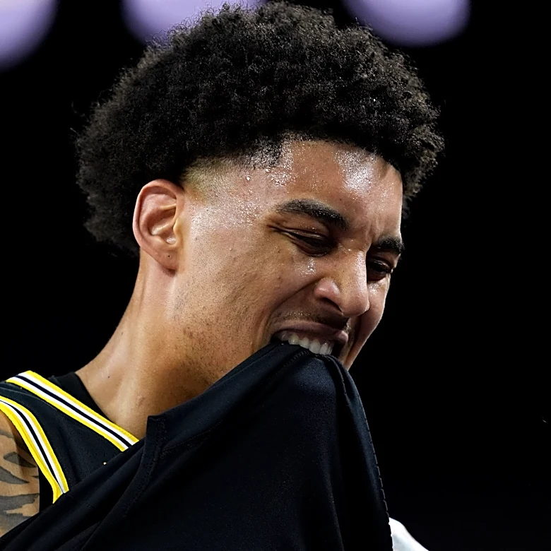 Michigan star Yaxel Lendeborg returns to Final Four game against Arizona after hurting ankle, knee